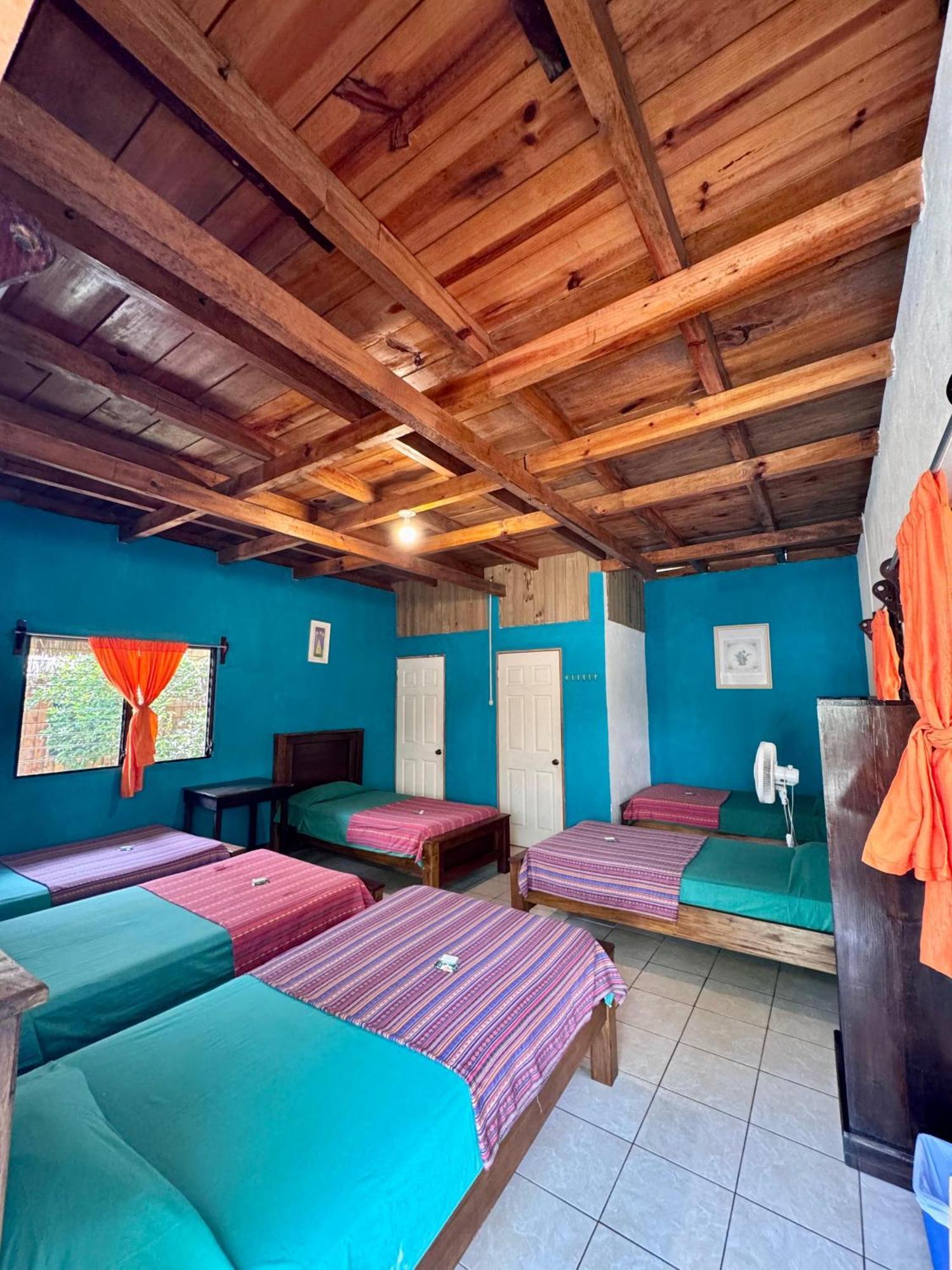 Oasis The Traveler Vandrerhjem Lanquín Eksteriør bilde